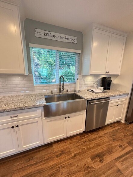 Building Photo - 13758 Lakeview Ct