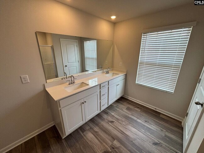 Building Photo - 520 Richmond Rd