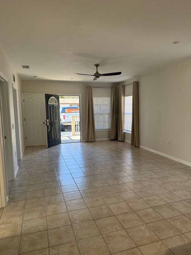 Building Photo - Awesome location and close to a park!