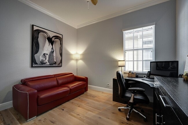 Building Photo - 8980 Lakeview Pl