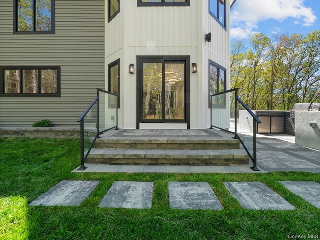 Building Photo - 5 N Hills Rd