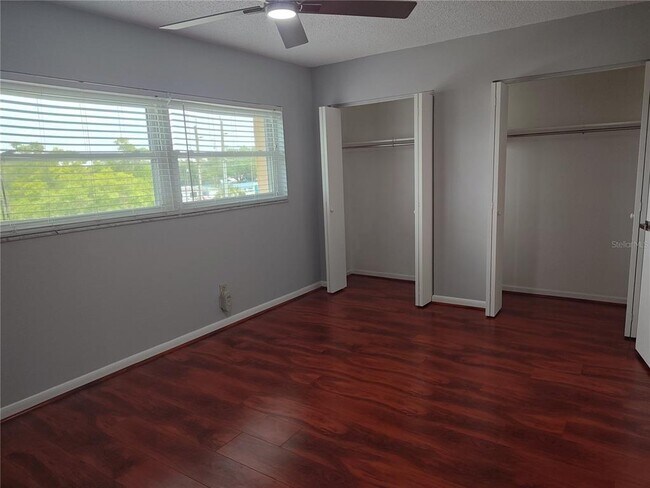 Building Photo - 2525 W Bay Dr