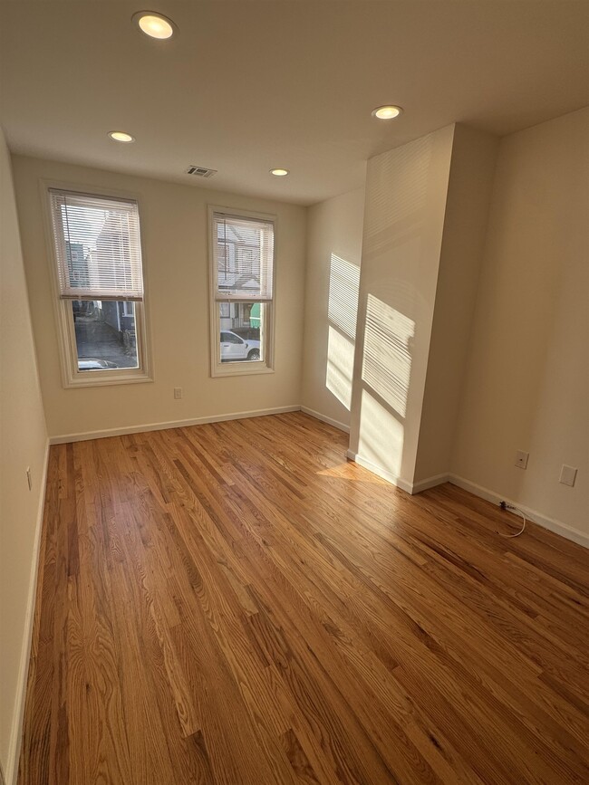 Building Photo - 142 Webster Ave