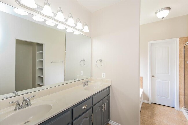 Building Photo - 10416 Westover Ave