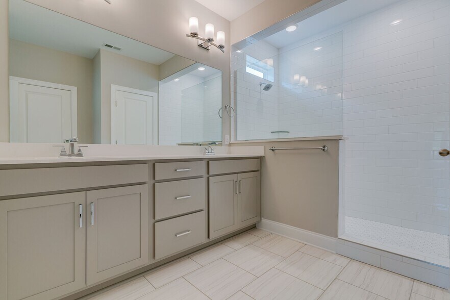 Building Photo - 208 Woodhall Ct