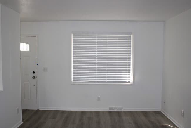 Building Photo - Spacious 4 bedrooms and 2 bathrooms in Kan...