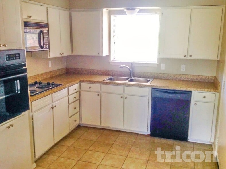 Building Photo - 1721 Oak Tree Dr