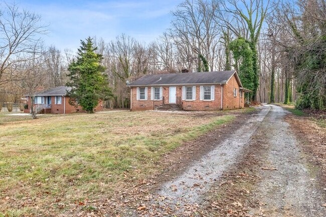 Building Photo - Large Brick Ranch, New Wood Like Flooring Throughout, Just Painted, LR, Den, Sun Room, Carport!
