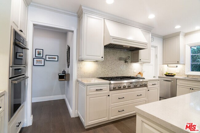 Building Photo - 9145 Sawyer St