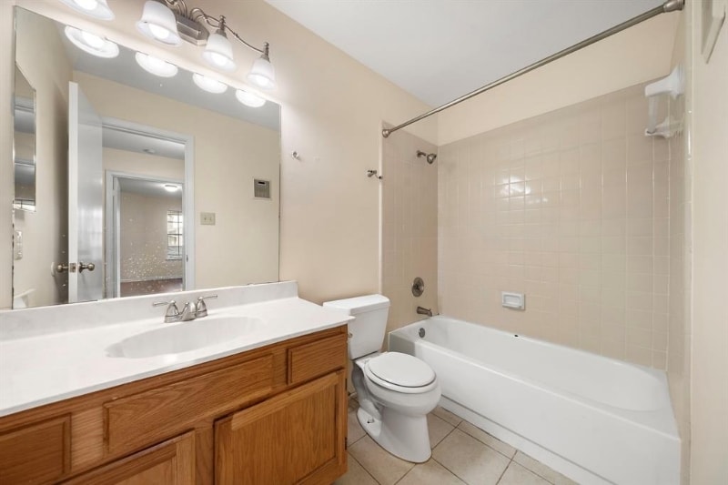Building Photo - 9797 Leawood Blvd