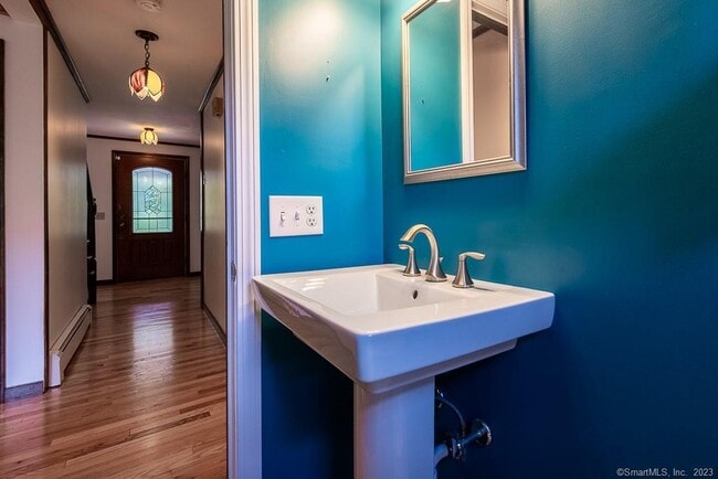 Building Photo - 131 Hemlock Dr