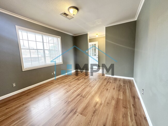 Building Photo - 13 W Elmwood Dr