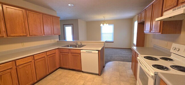 Building Photo - 3 Bedroom 2 Bathroom home in Nixa for $1395!
