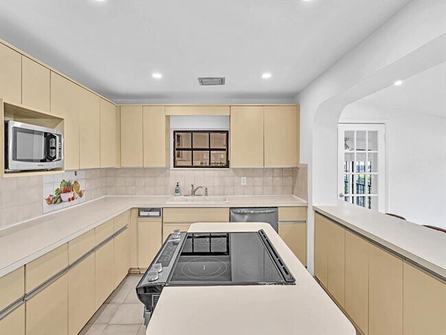 Building Photo - 8020 SW 19th St