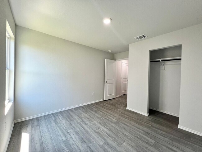 Building Photo - Cozy Home in The Villages of Mayfield