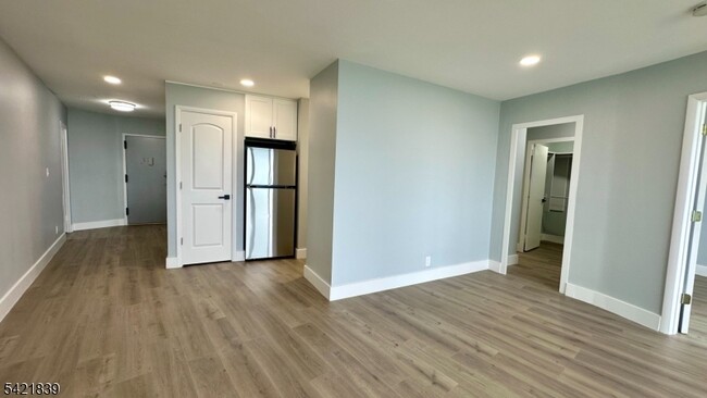 Building Photo - 1 Claridge Dr