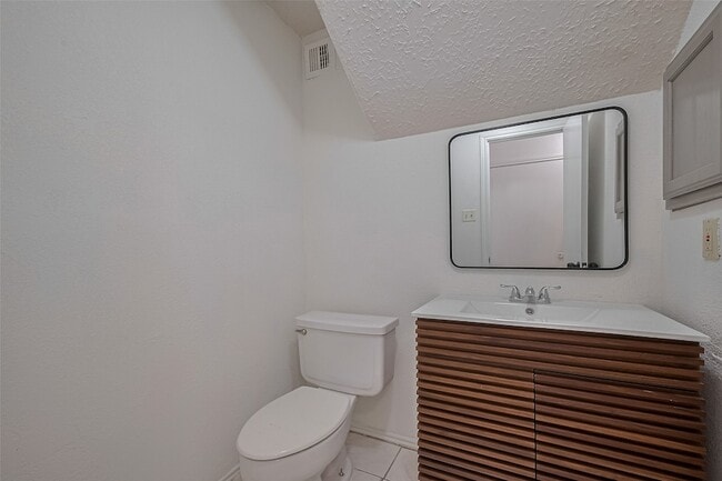 Building Photo - 2107 Creekshire Dr