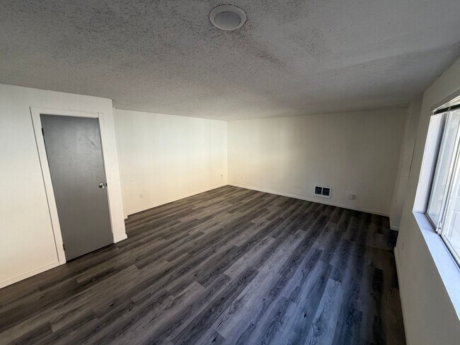 Building Photo - Updated Northgate 2bd 1.5 bath two story unit!