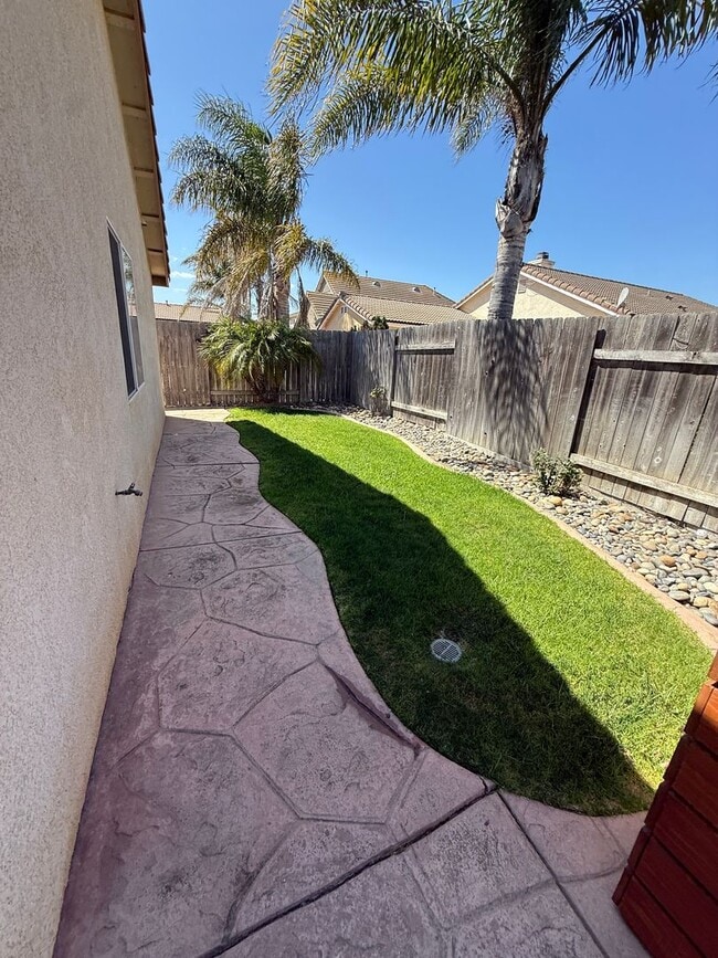 Building Photo - Spacious Single Story 4 Bedroom, 2 Bathroo...