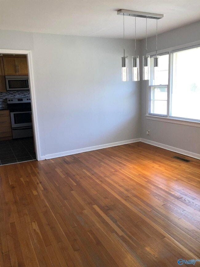 Building Photo - 1811 Stevens Dr NE