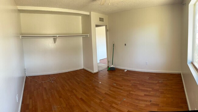 Building Photo - 3 Bedroom / 2 Bathroom Pool Home In Hemet