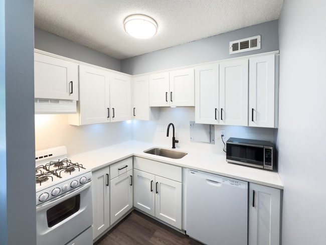 Building Photo - 1BR/1BA Condo with a Private balcony, Upda...