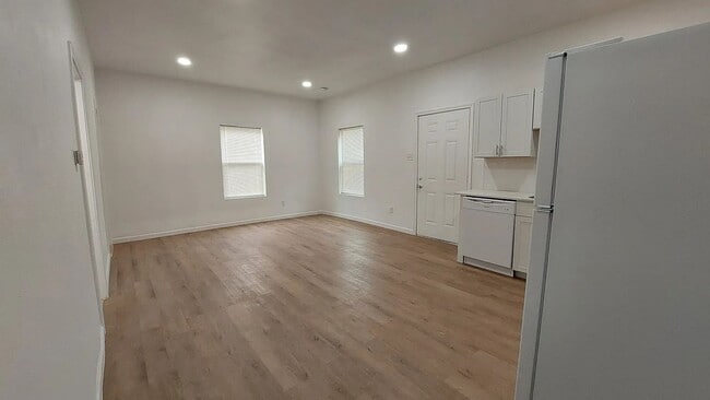 Building Photo - 2123 Langford St