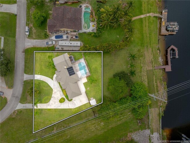 Building Photo - 2582 SW Barber Ln