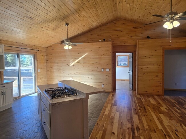 Building Photo - Lovely Lakewood Home