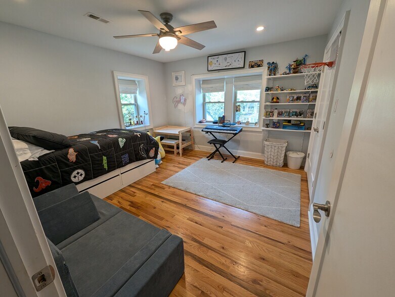 Building Photo - 7044 Lincoln Dr