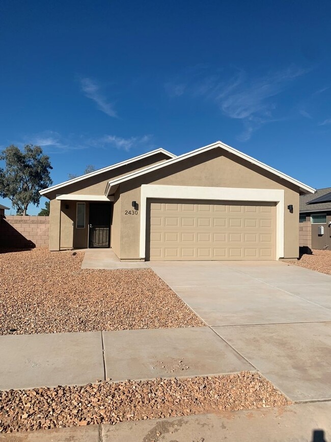 Building Photo - 2430 S Clovis Pl