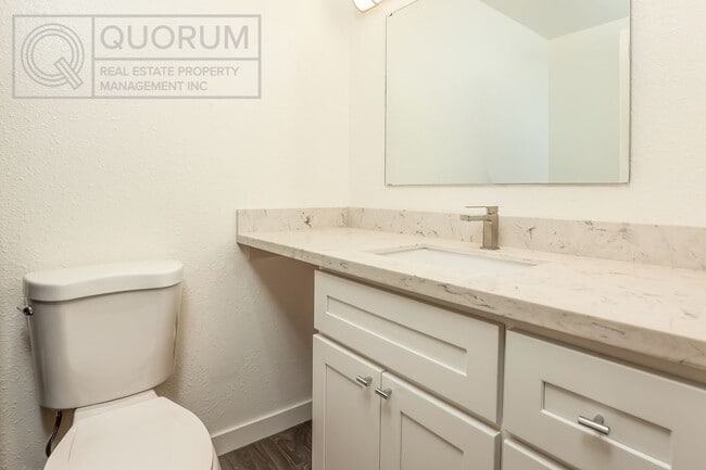 Building Photo - 3 Bed 2 Bathroom Edmonds Condo!