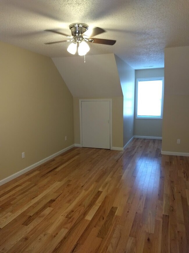 Building Photo - 98 Russell Ln