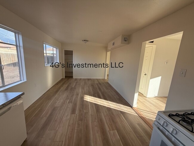 Building Photo - 3302 E Edgecliff Dr