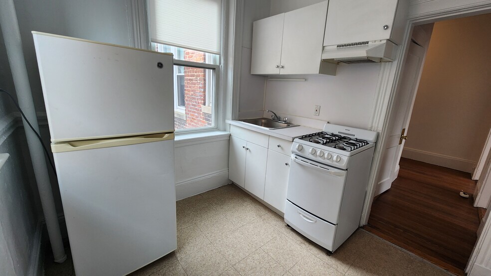 Primary Photo - 124 Warren St