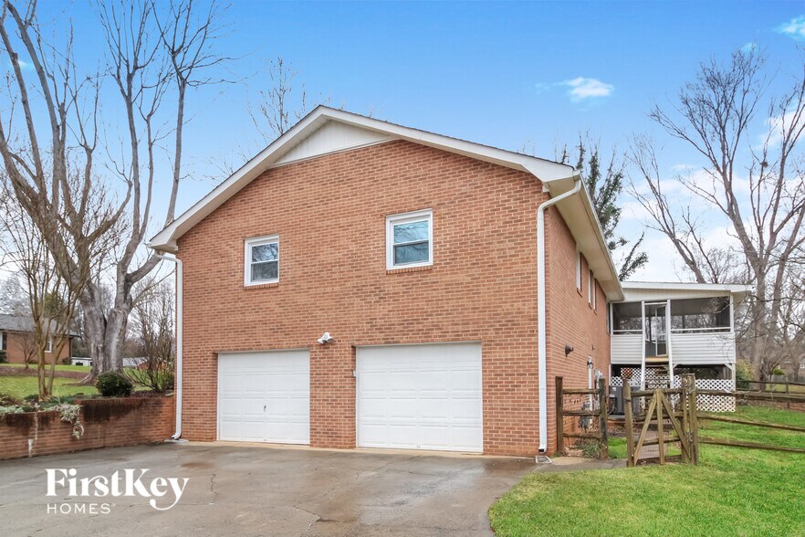 Building Photo - 535 Drumheller Rd