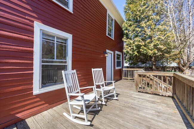 Building Photo - Walk to Main Street Restaurants and Downtown! Charming home, just like grandma's house!