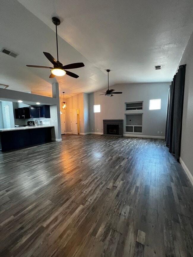 Building Photo - Single Family Home Southwest Visalia!