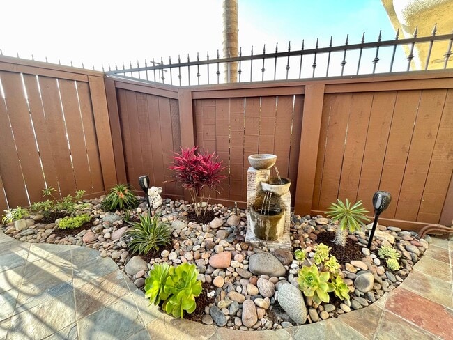 Building Photo - Beautiful 2BD/2BA Condo With Two Parking Spaces in PB