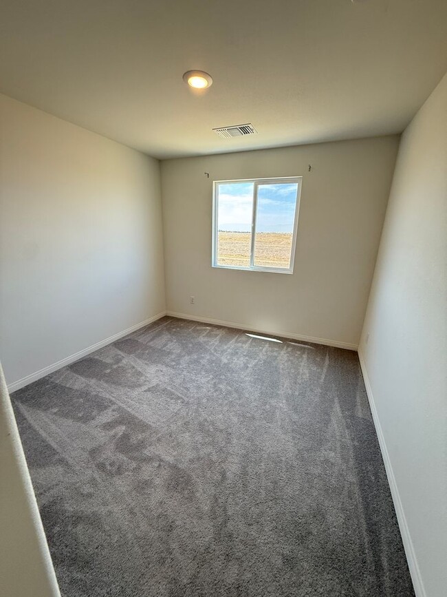 Building Photo - Fall in love with this NEWER  5 bedroom 4 ...