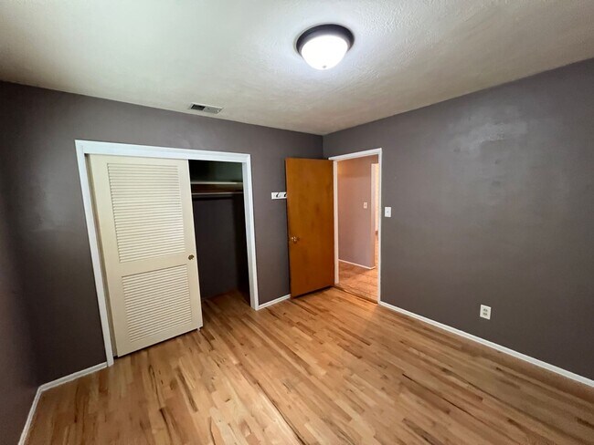 Building Photo - 723 S California St