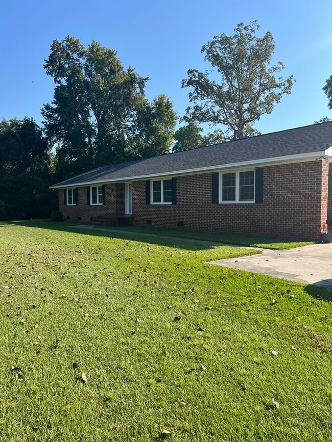 Building Photo - AVAILABLE NOW – Peaceful 3 Bedroom Home on...