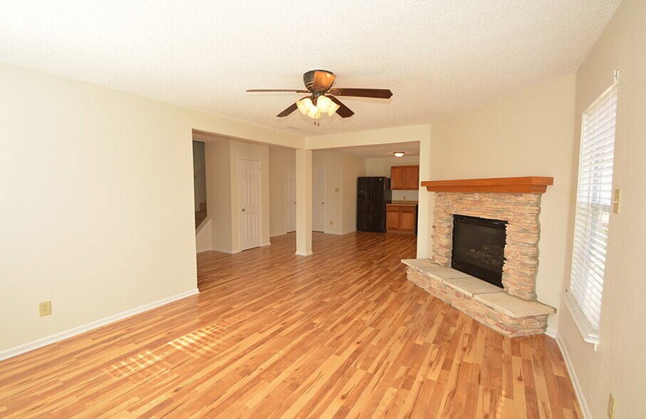 Building Photo - 15459 Border Dr