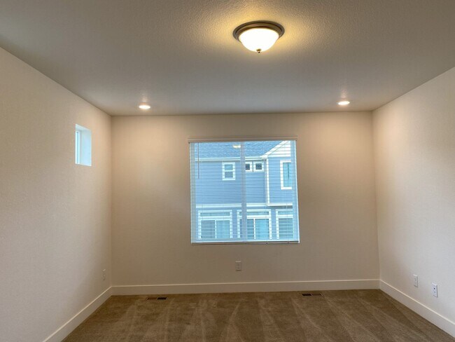 Building Photo - Stunning 4 bed 3.5 bath in Johnstown. Available NOW!
