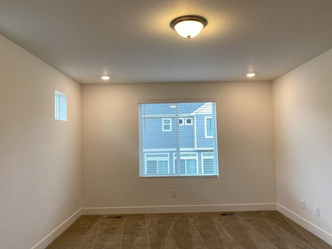 Building Photo - Stunning 4 bed 3.5 bath in Johnstown.