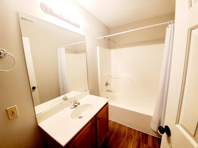Building Photo - 213 Black Water Ln