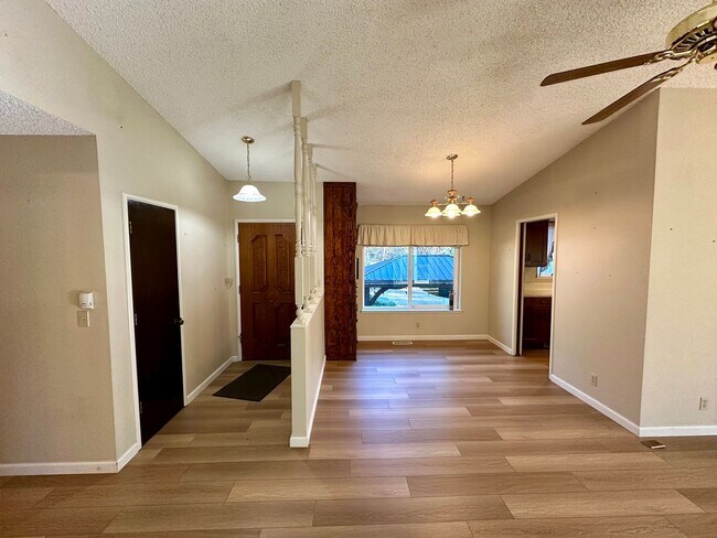 Building Photo - charming 3-bedroom, 2-bathroom