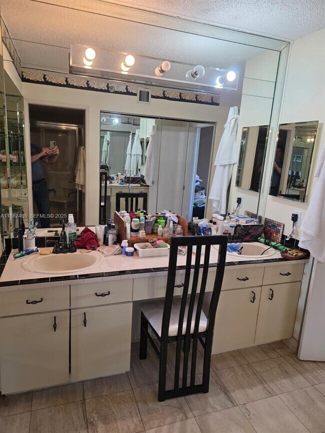 Building Photo - 19195 NE 36th Pl