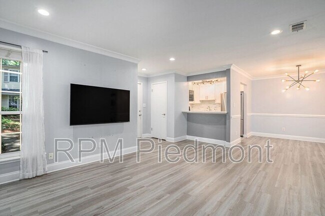 Building Photo - 6820 Glenridge Dr