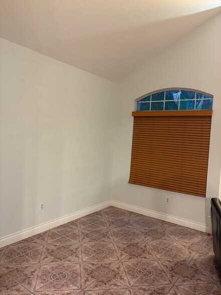 Building Photo - 6105 Ambergrove St